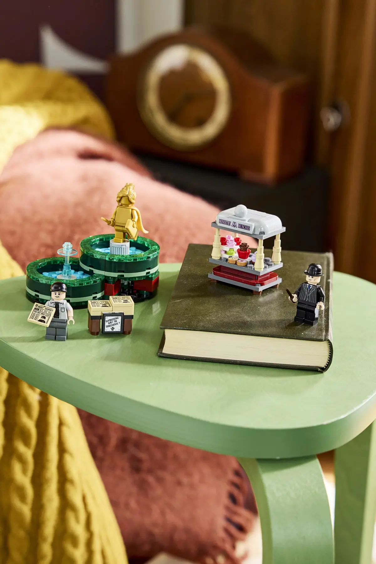 LEGO Harry Potter 40901 Ministry Munchies & The Daily Prophet Stands set, image 4