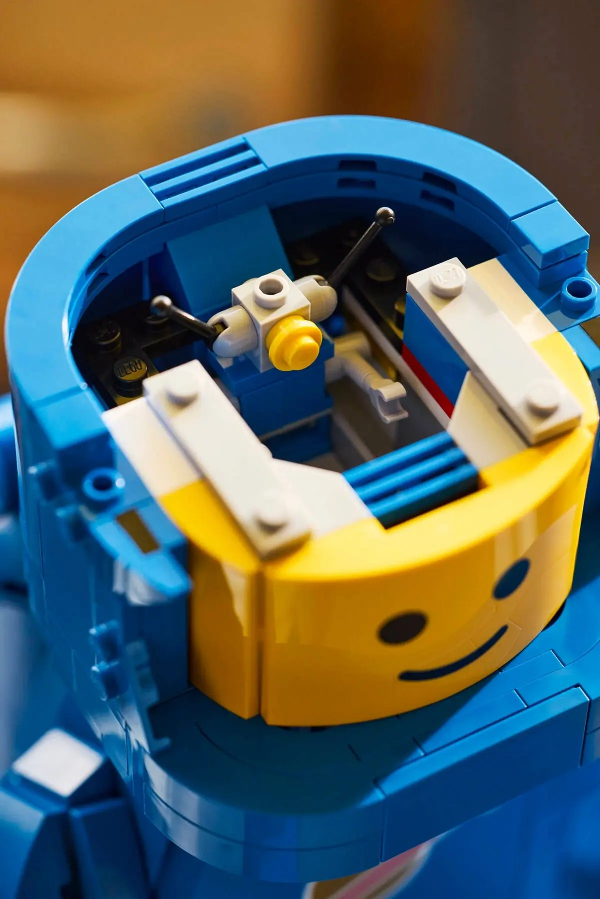 LEGO Miscellaneous 40921 Up-Scaled Blue Astronaut Minifigure set, image 7