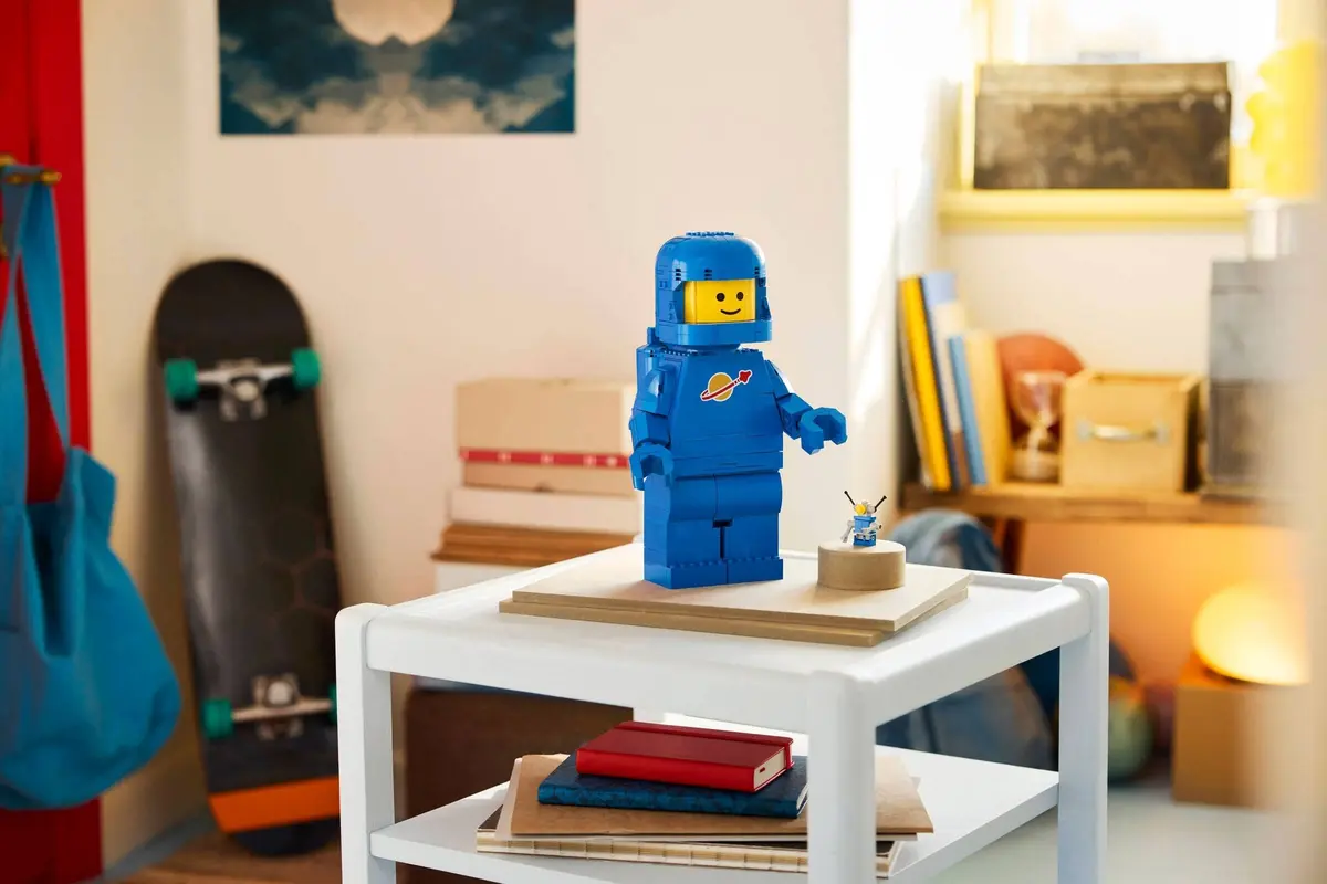 LEGO Miscellaneous 40921 Up-Scaled Blue Astronaut Minifigure set, image 5