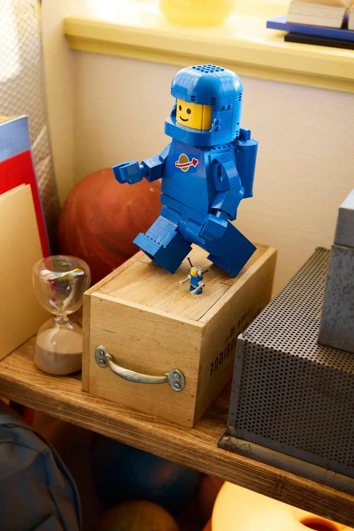 LEGO Miscellaneous 40921 Up-Scaled Blue Astronaut Minifigure set, image 6