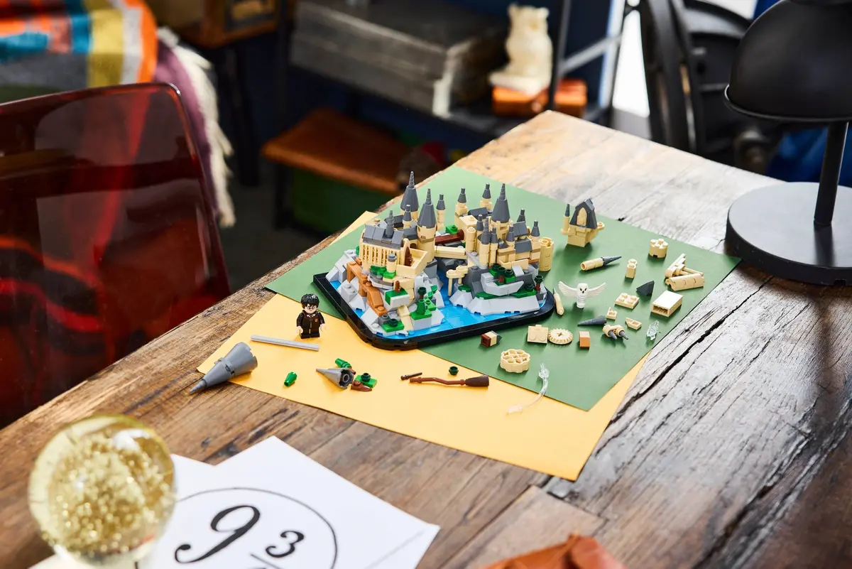 LEGO Harry Potter 40975 Mini Hogwarts Castle set, image 3