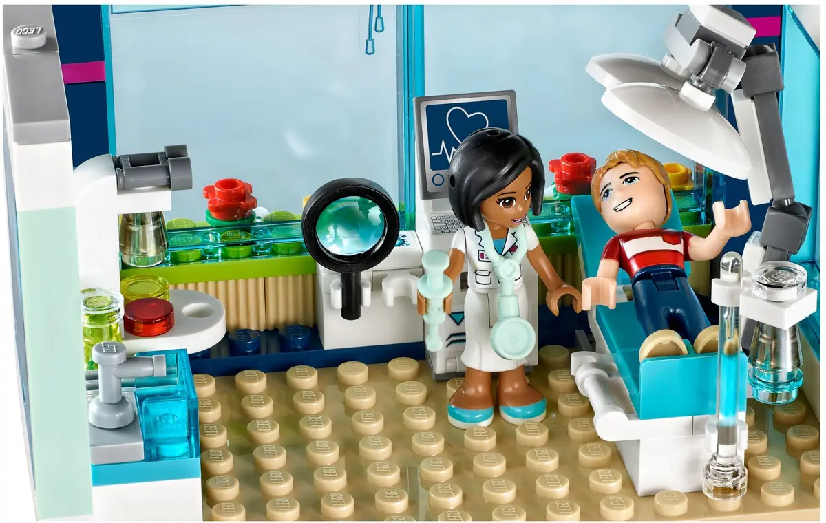 LEGO Friends 41318 Heartlake Hospital set, image 3