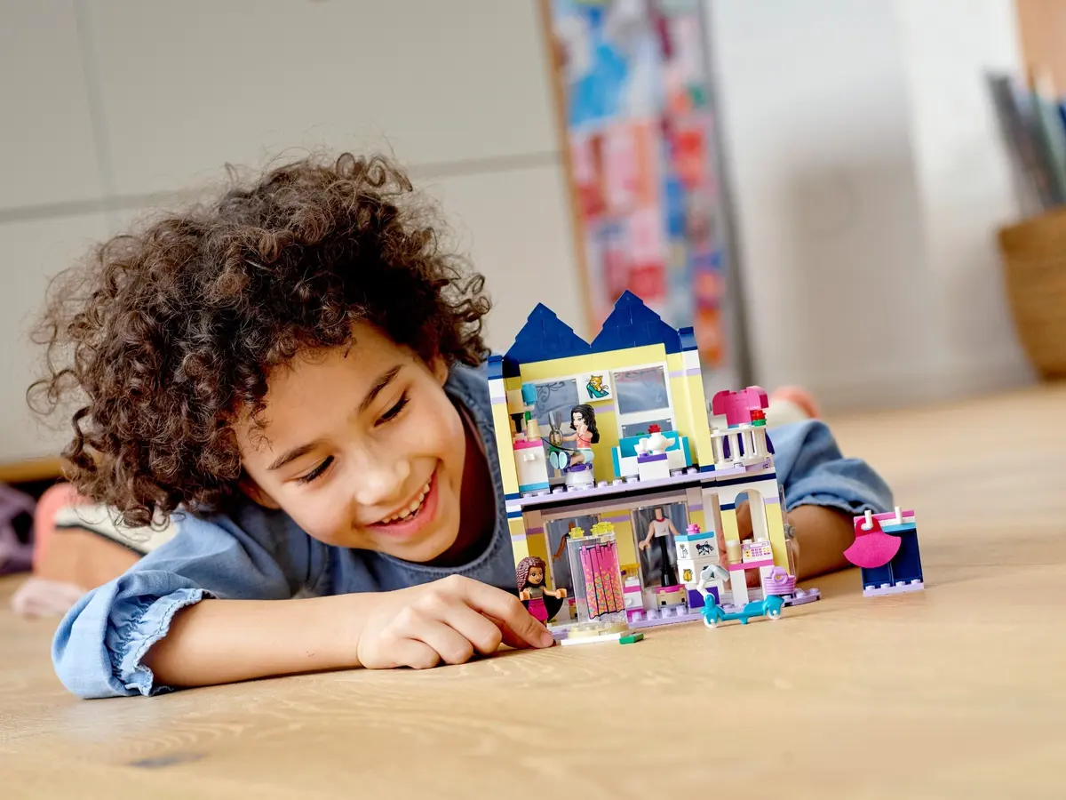 LEGO Friends 41427 Emma's Fashion Shop set, image 3