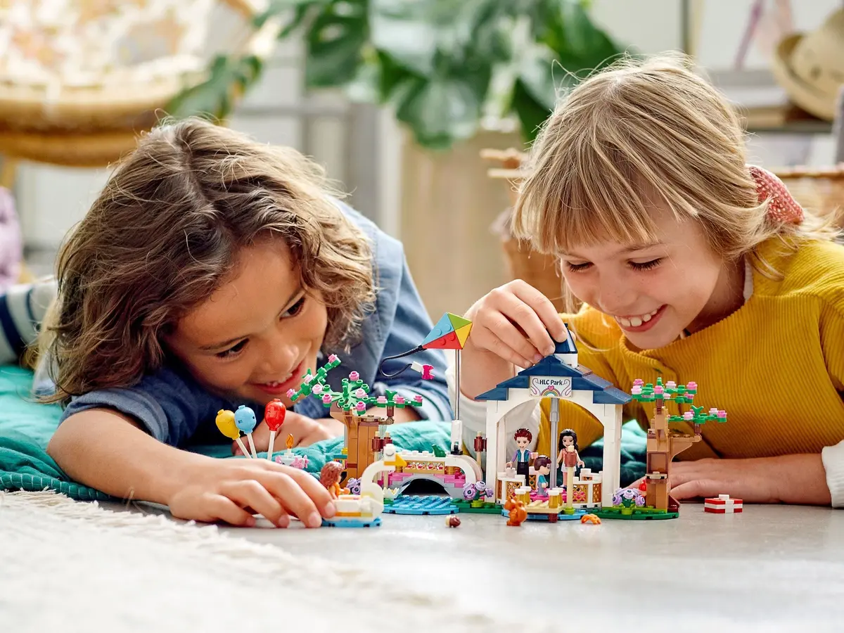 LEGO Friends 41447 Heartlake City Park set, image 3