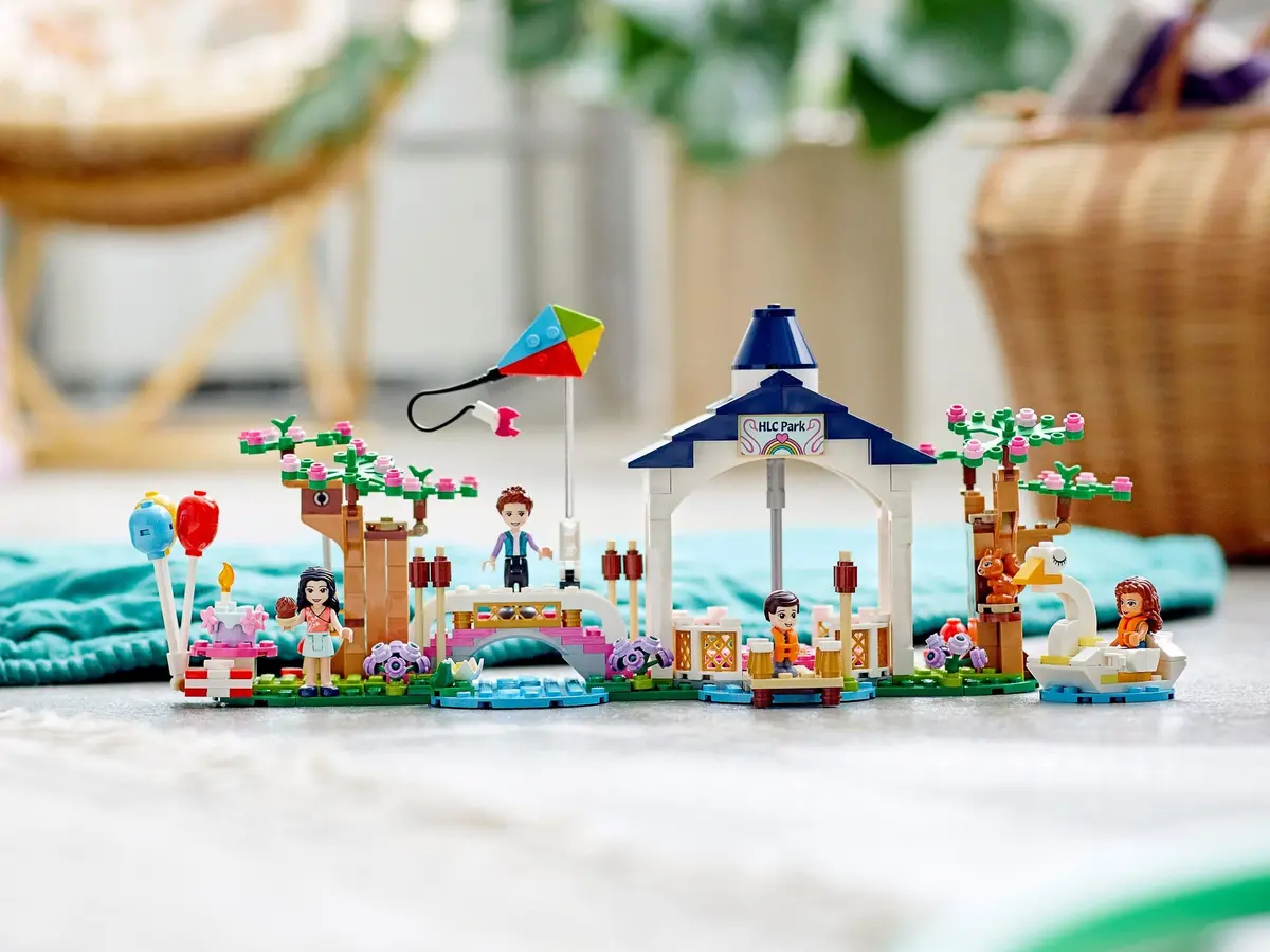 LEGO Friends 41447 Heartlake City Park set, image 4