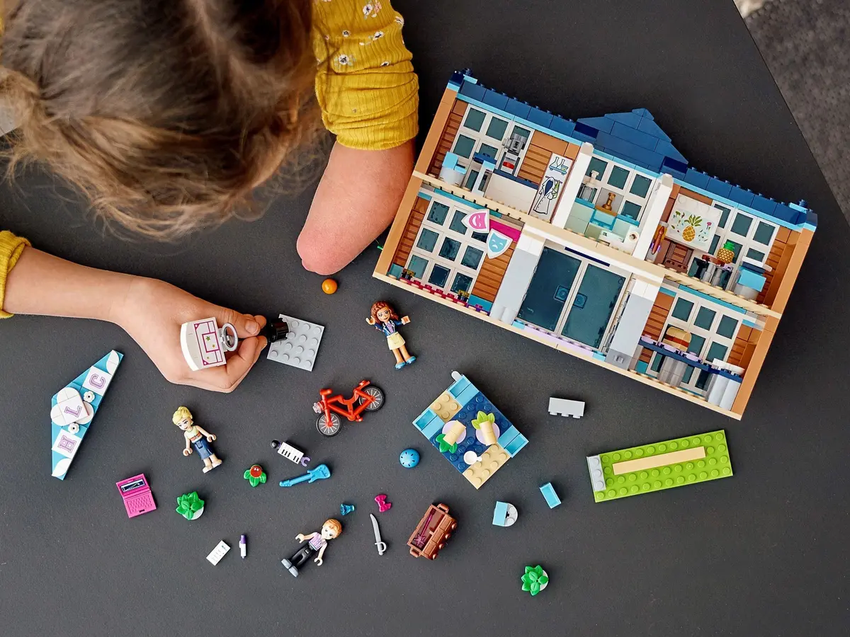 LEGO Friends 41682 Heartlake City School set, image 10