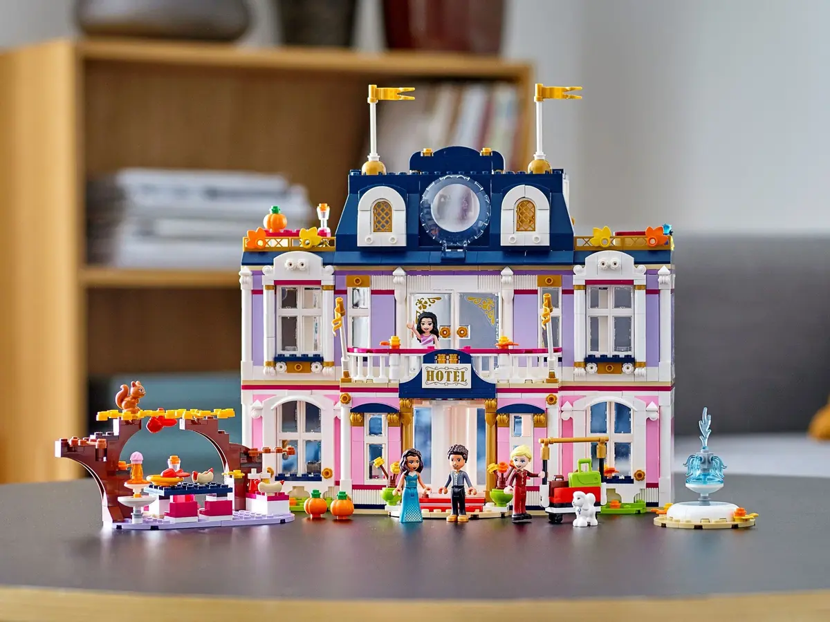 LEGO Friends 41684 Heartlake City Grand Hotel set, image 17
