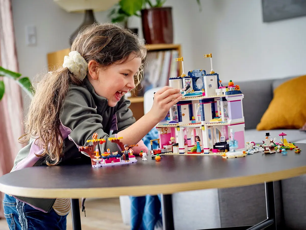 LEGO Friends 41684 Heartlake City Grand Hotel set, image 16