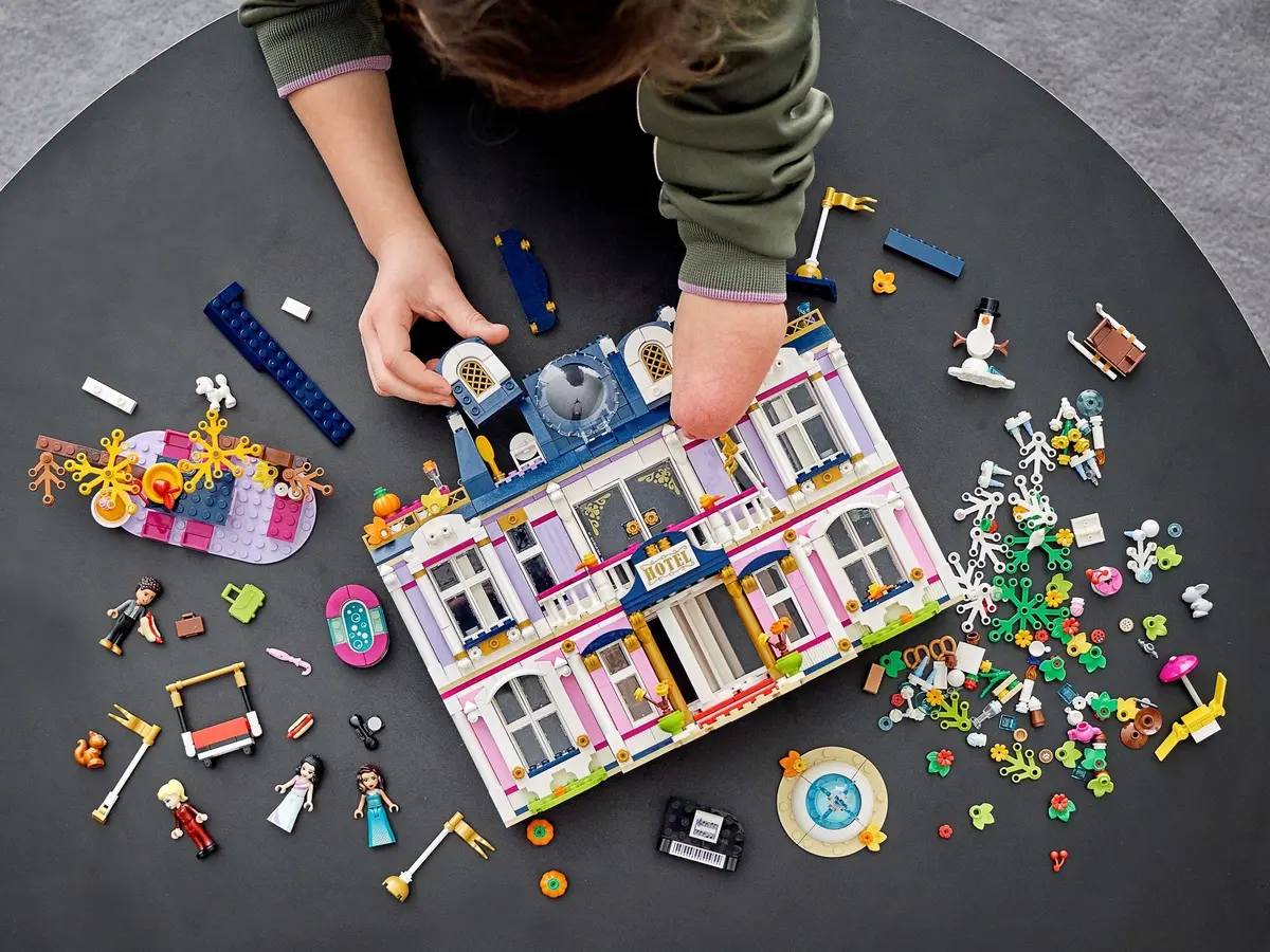 LEGO Friends 41684 Heartlake City Grand Hotel set, image 15