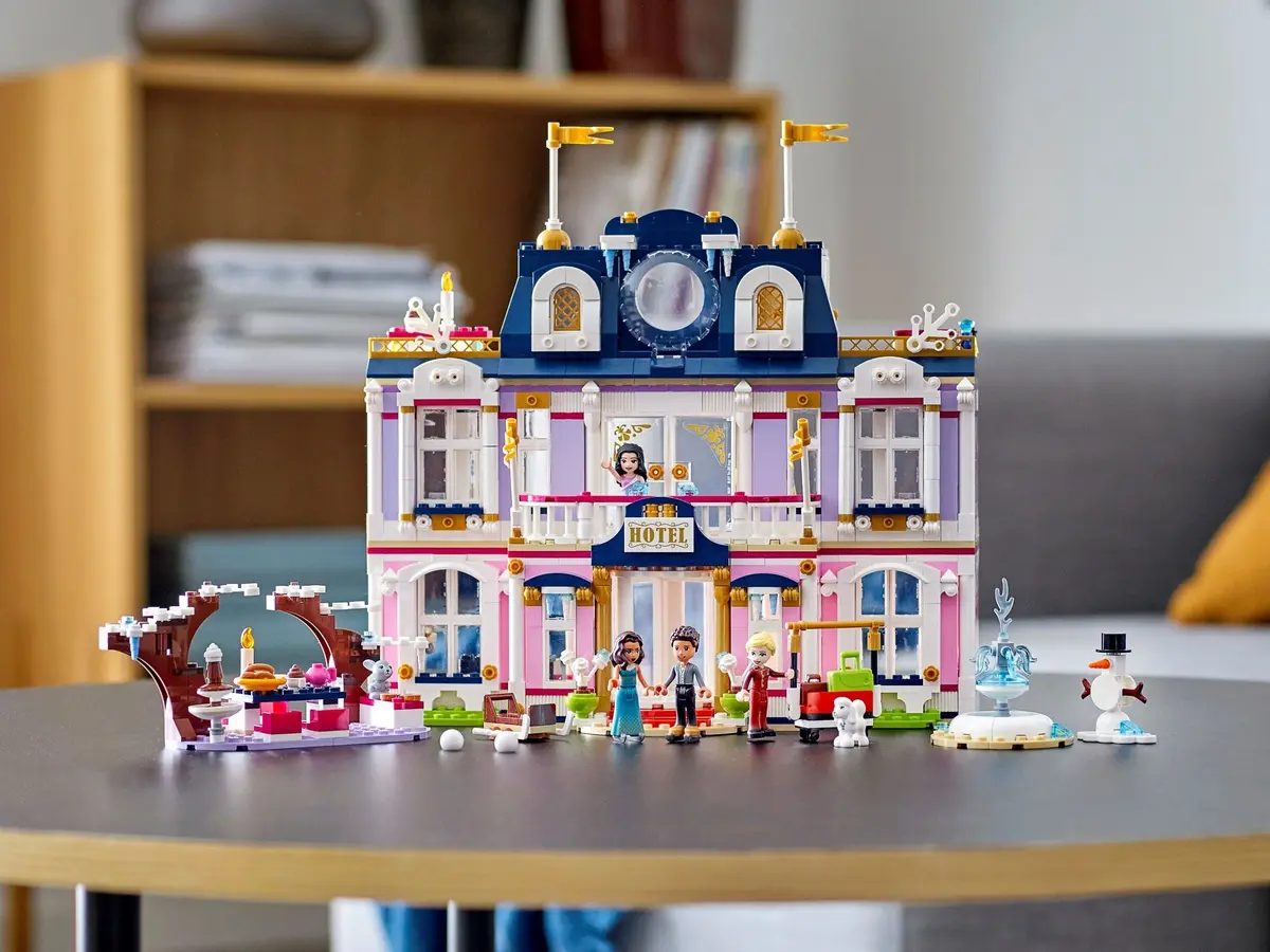 LEGO Friends 41684 Heartlake City Grand Hotel set, image 18