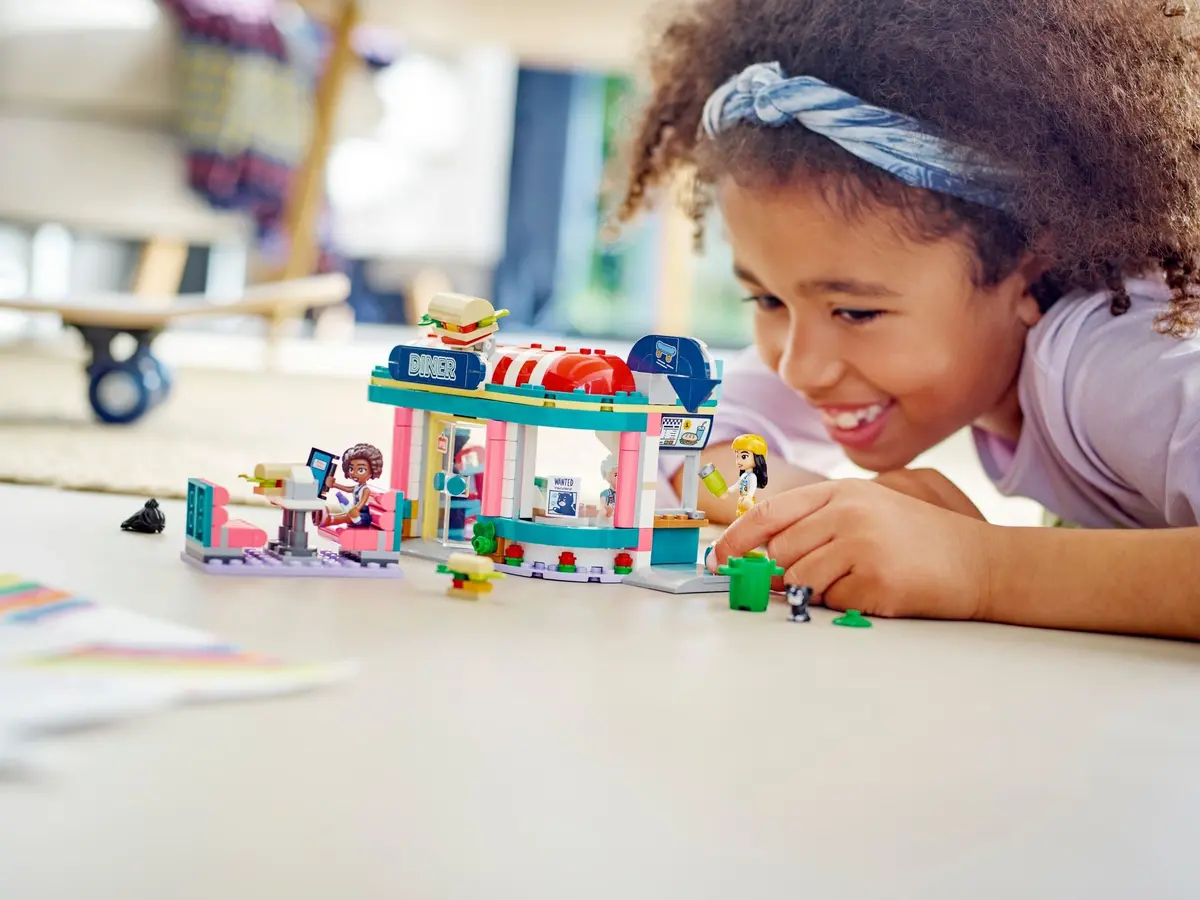 LEGO Friends 41728 Heartlake Downtown Diner set, image 11