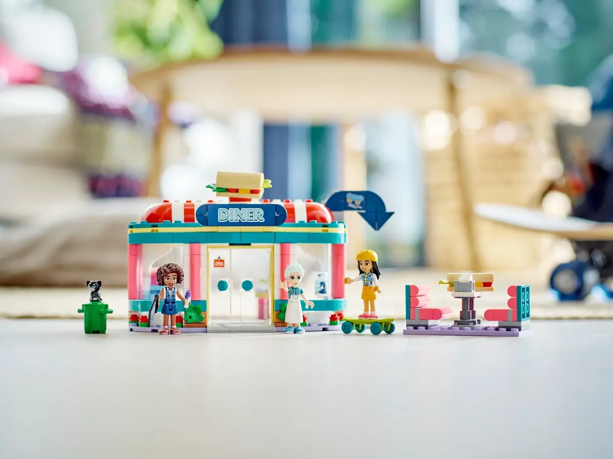 LEGO Friends 41728 Heartlake Downtown Diner set, image 3