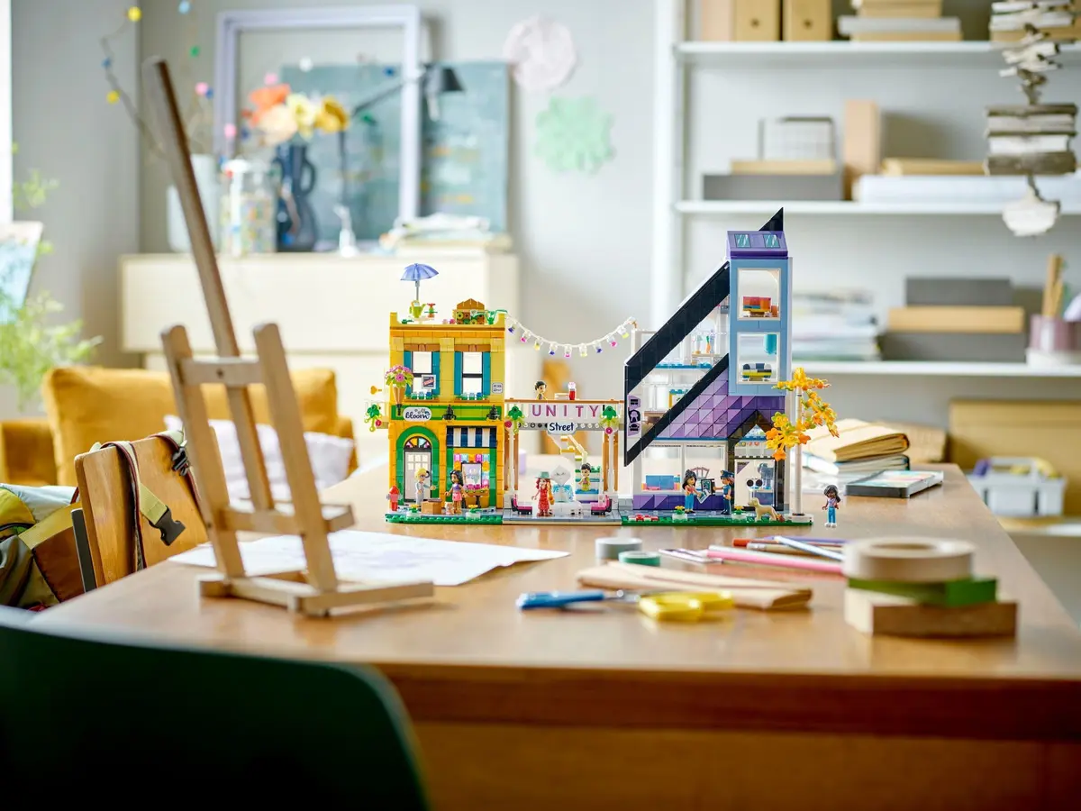 LEGO Friends 41732 Downtown Flower and Design Stores set, image 4