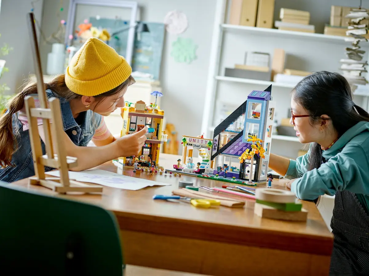 LEGO Friends 41732 Downtown Flower and Design Stores set, image 3