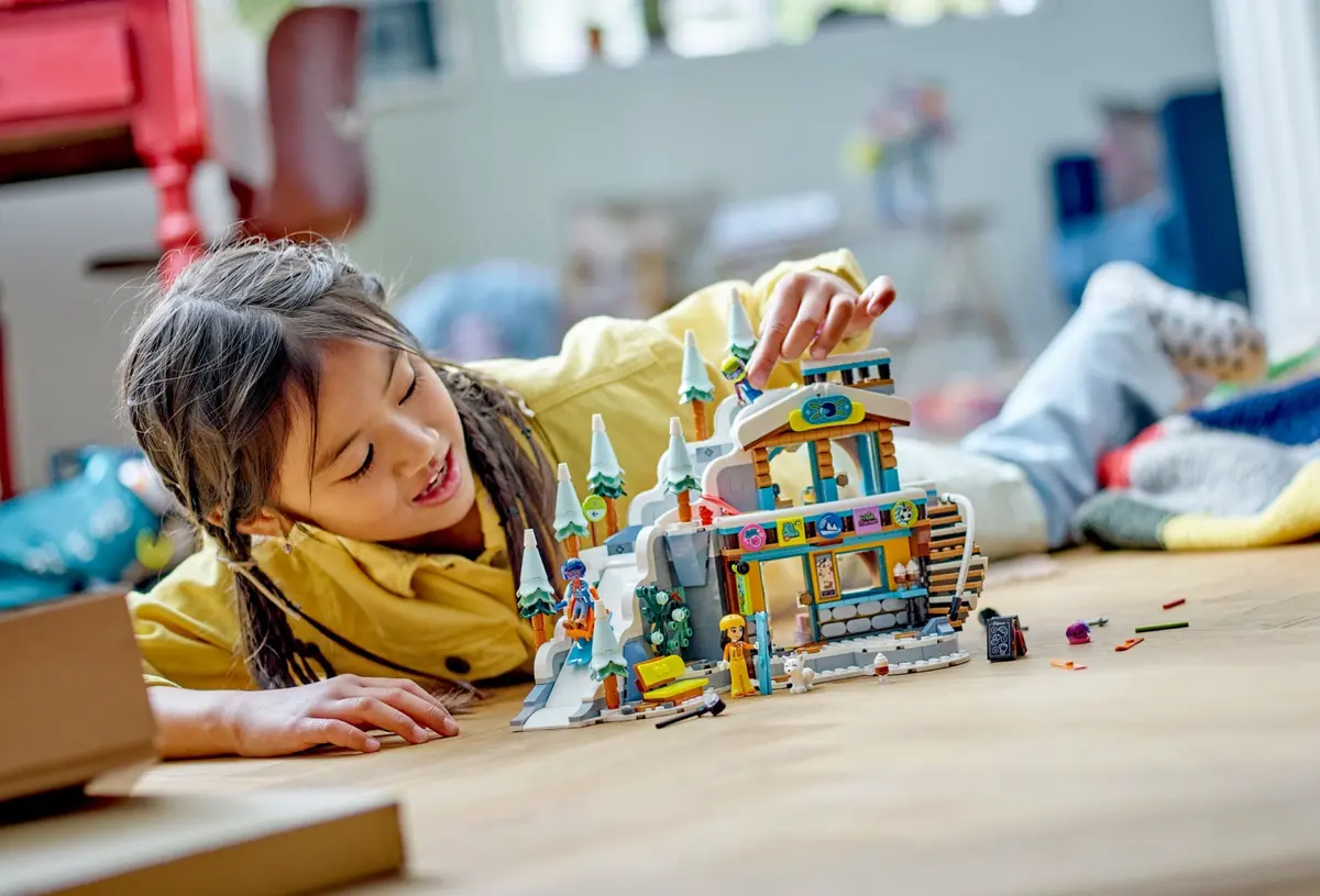 LEGO Friends 41756 Holiday Ski Slope and Cafe set, image 4