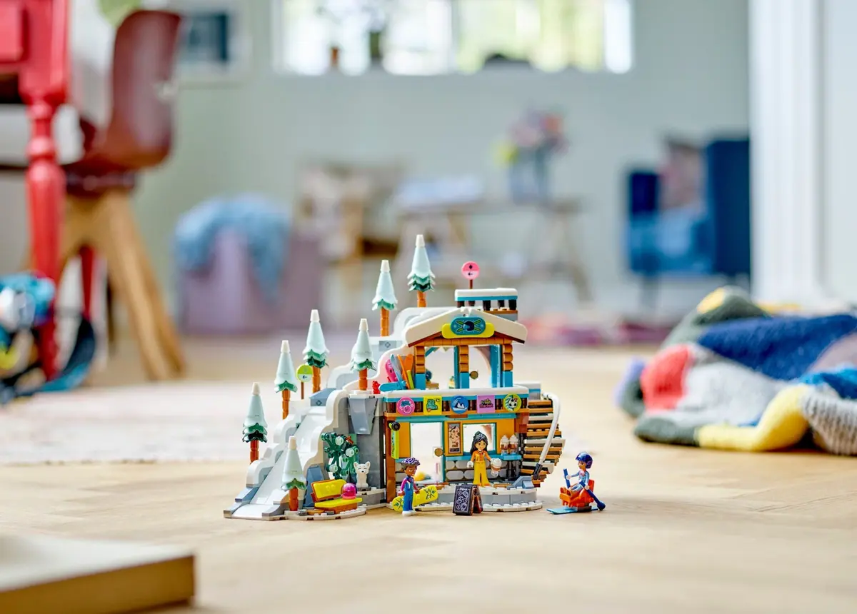 LEGO Friends 41756 Holiday Ski Slope and Cafe set, image 6
