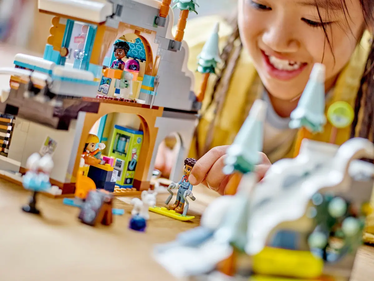LEGO Friends 41756 Holiday Ski Slope and Cafe set, image 5