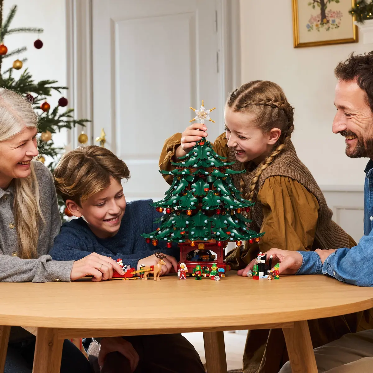 LEGO Seasonal 41843 Family Christmas Tree Decoration set, image 6