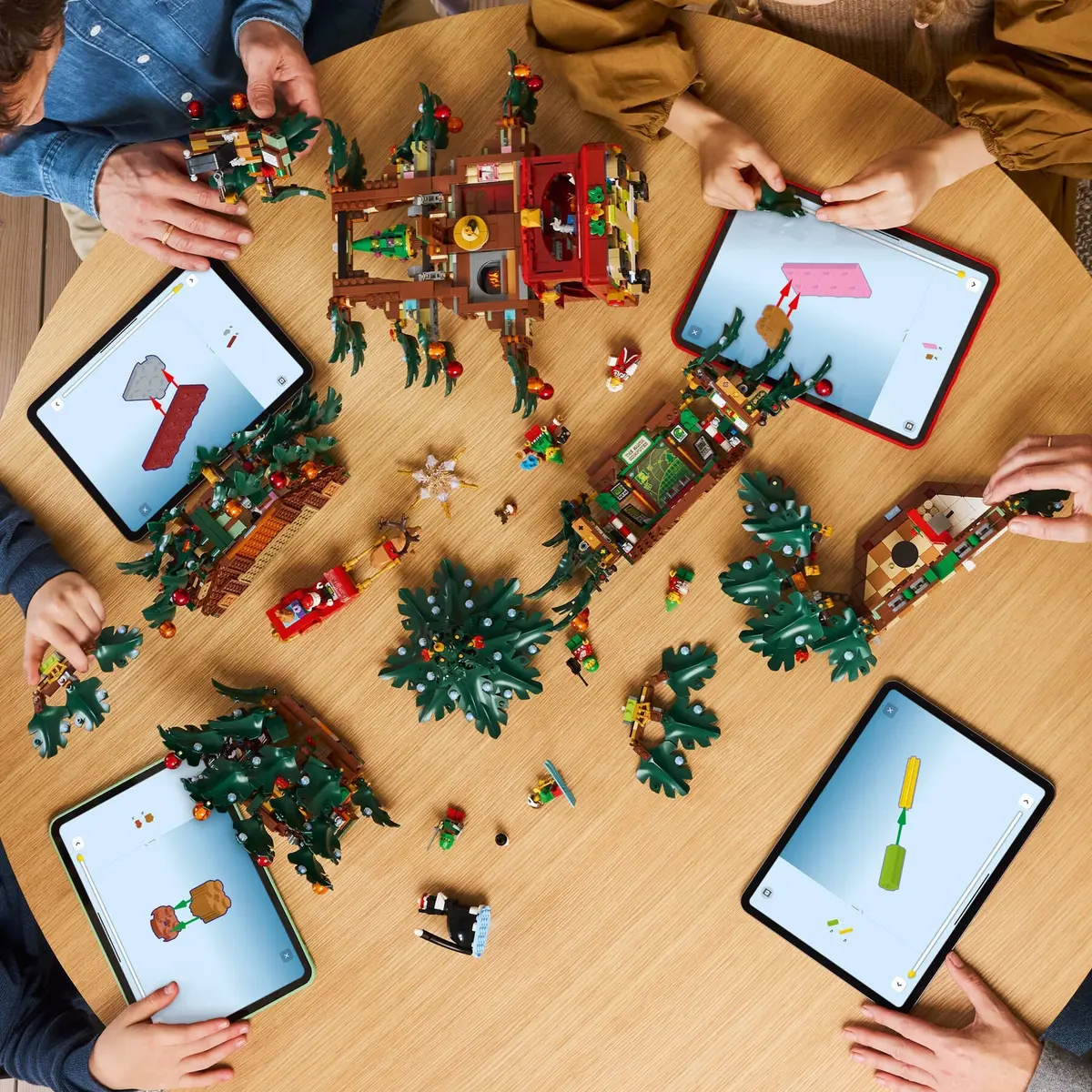 LEGO Seasonal 41843 Family Christmas Tree Decoration set, image 4