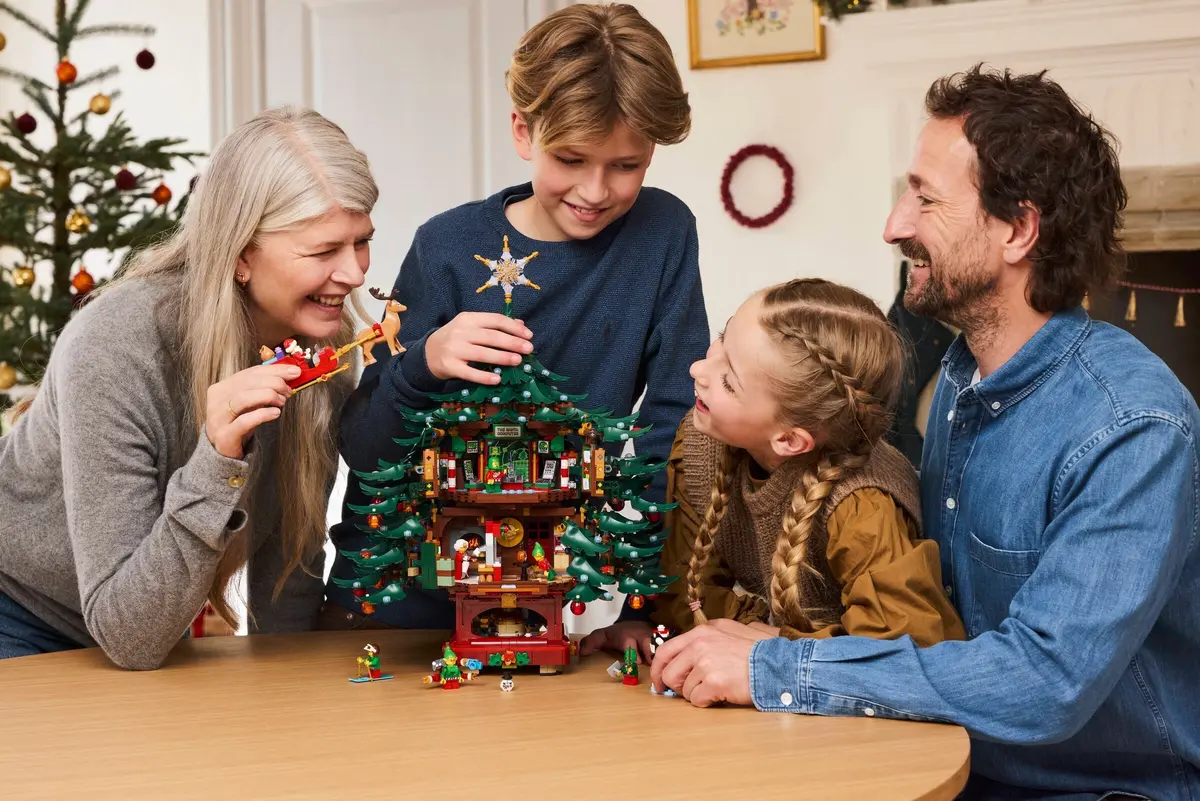 LEGO Seasonal 41843 Family Christmas Tree Decoration set, image 5