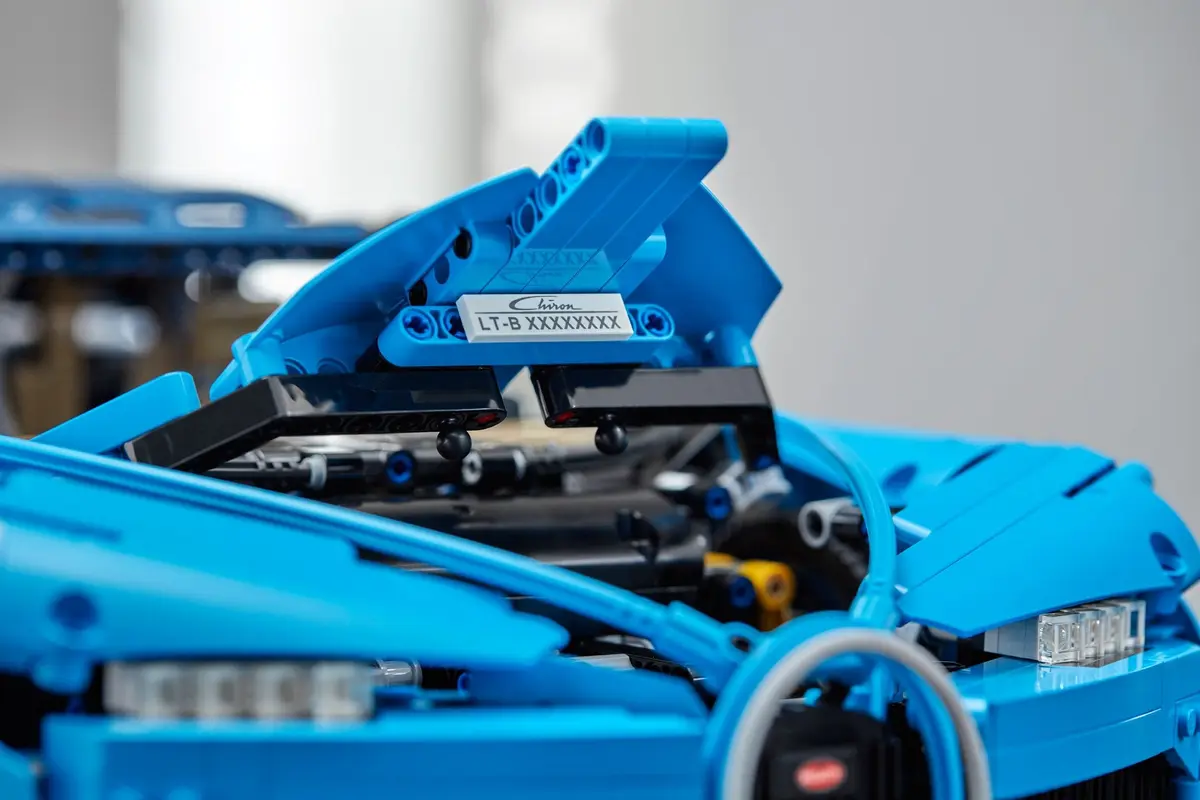 LEGO Technic 42083 Bugatti Chiron set, image 3