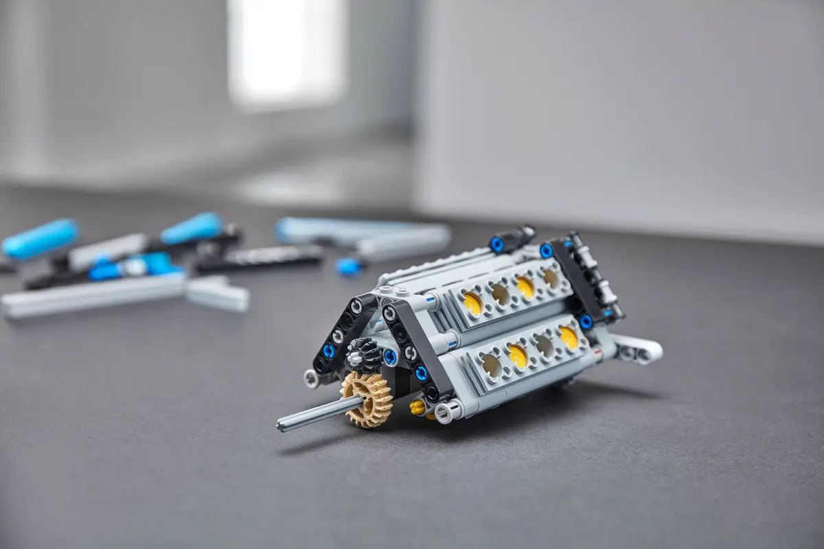 LEGO Technic 42083 Bugatti Chiron set, image 5