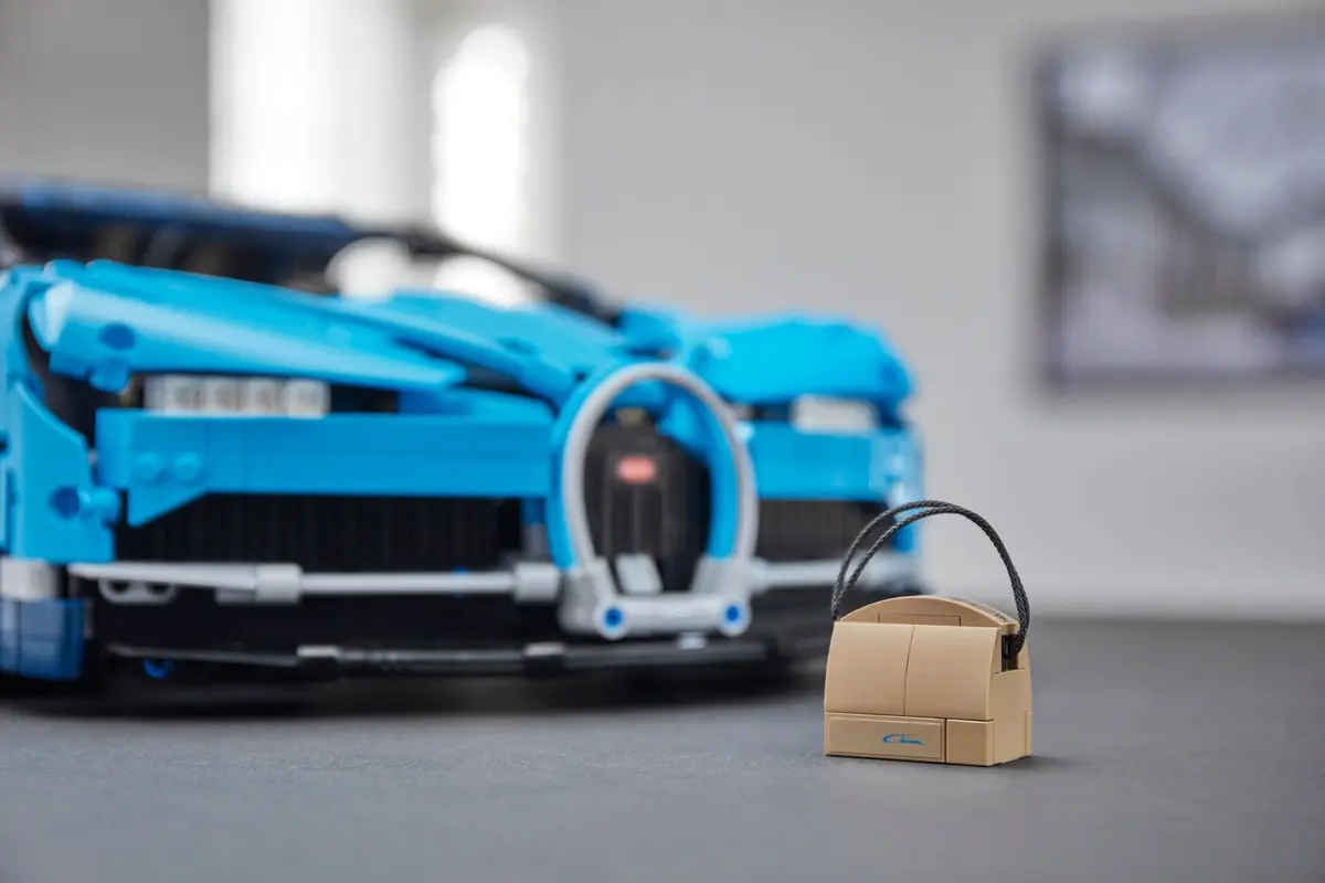 LEGO Technic 42083 Bugatti Chiron set, image 2