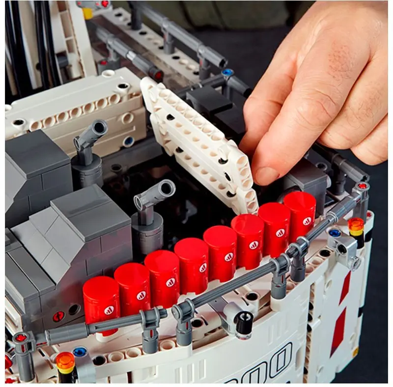 LEGO Technic 42100 Liebherr R 9800 set, image 3