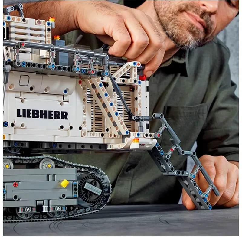LEGO Technic 42100 Liebherr R 9800 set, image 10