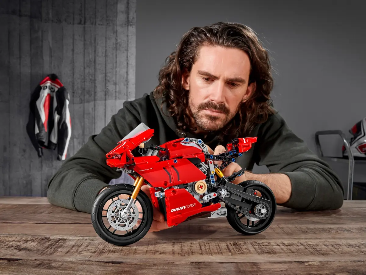 LEGO Technic 42107 Ducati Panigale V4 R set, image 3