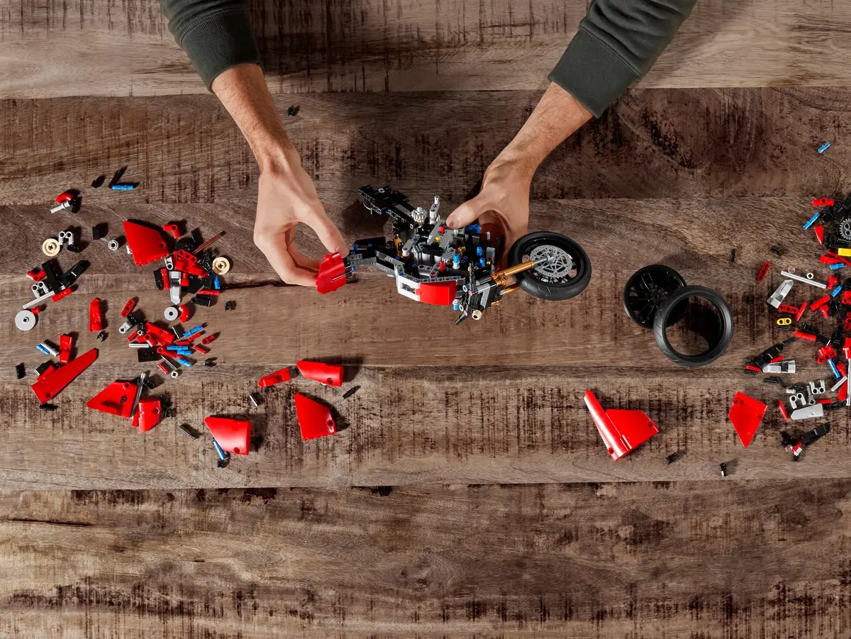 LEGO Technic 42107 Ducati Panigale V4 R set, image 12