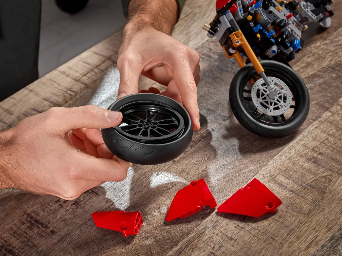 LEGO Technic 42107 Ducati Panigale V4 R set, image 15