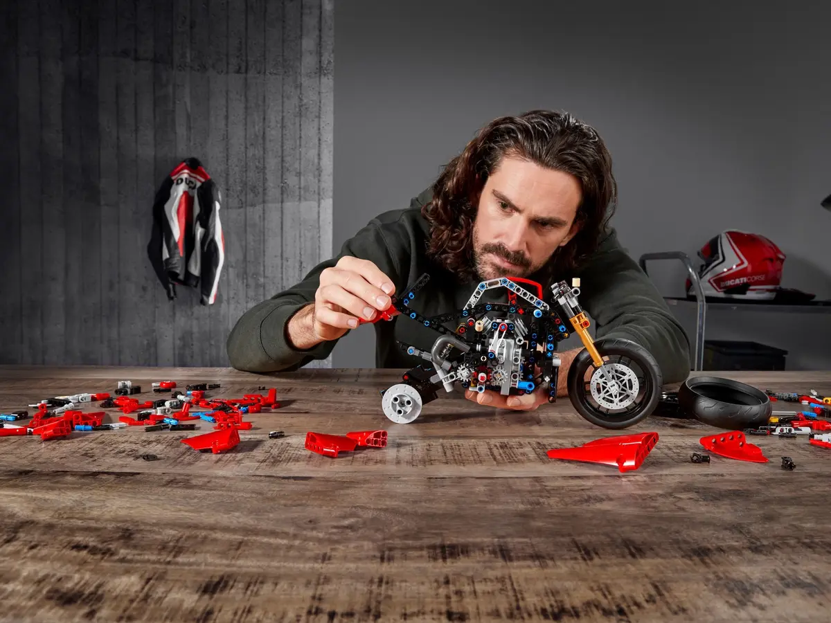 LEGO Technic 42107 Ducati Panigale V4 R set, image 11