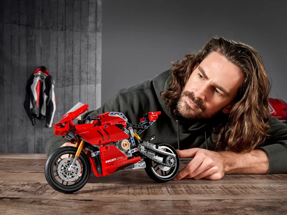 LEGO Technic 42107 Ducati Panigale V4 R set, image 17