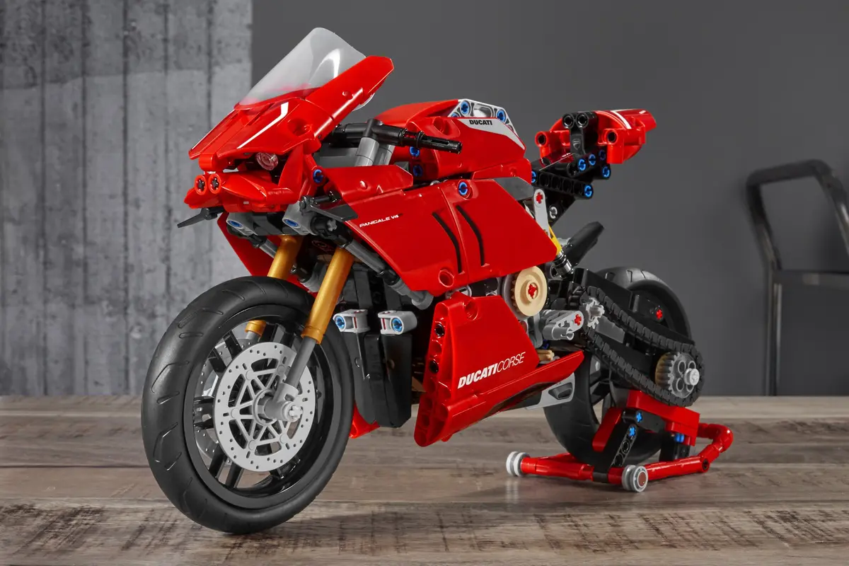 LEGO Technic 42107 Ducati Panigale V4 R set, image 18