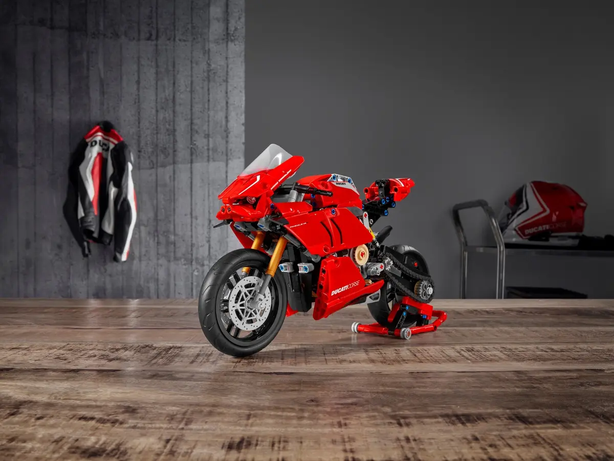 LEGO Technic 42107 Ducati Panigale V4 R set, image 2