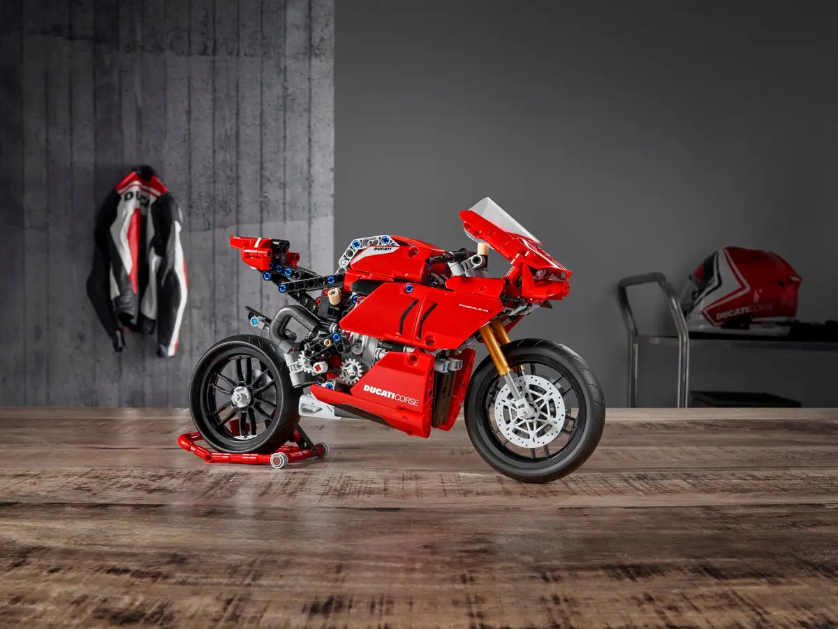 LEGO Technic 42107 Ducati Panigale V4 R set, image 10