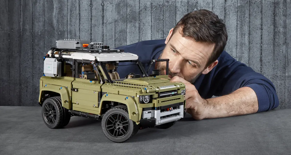 LEGO Technic 42110 Land Rover Defender set, image 2