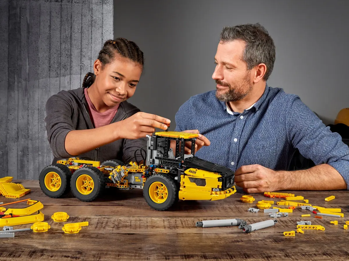 LEGO Technic 42114 6x6 Volvo Articulated Hauler set, image 3