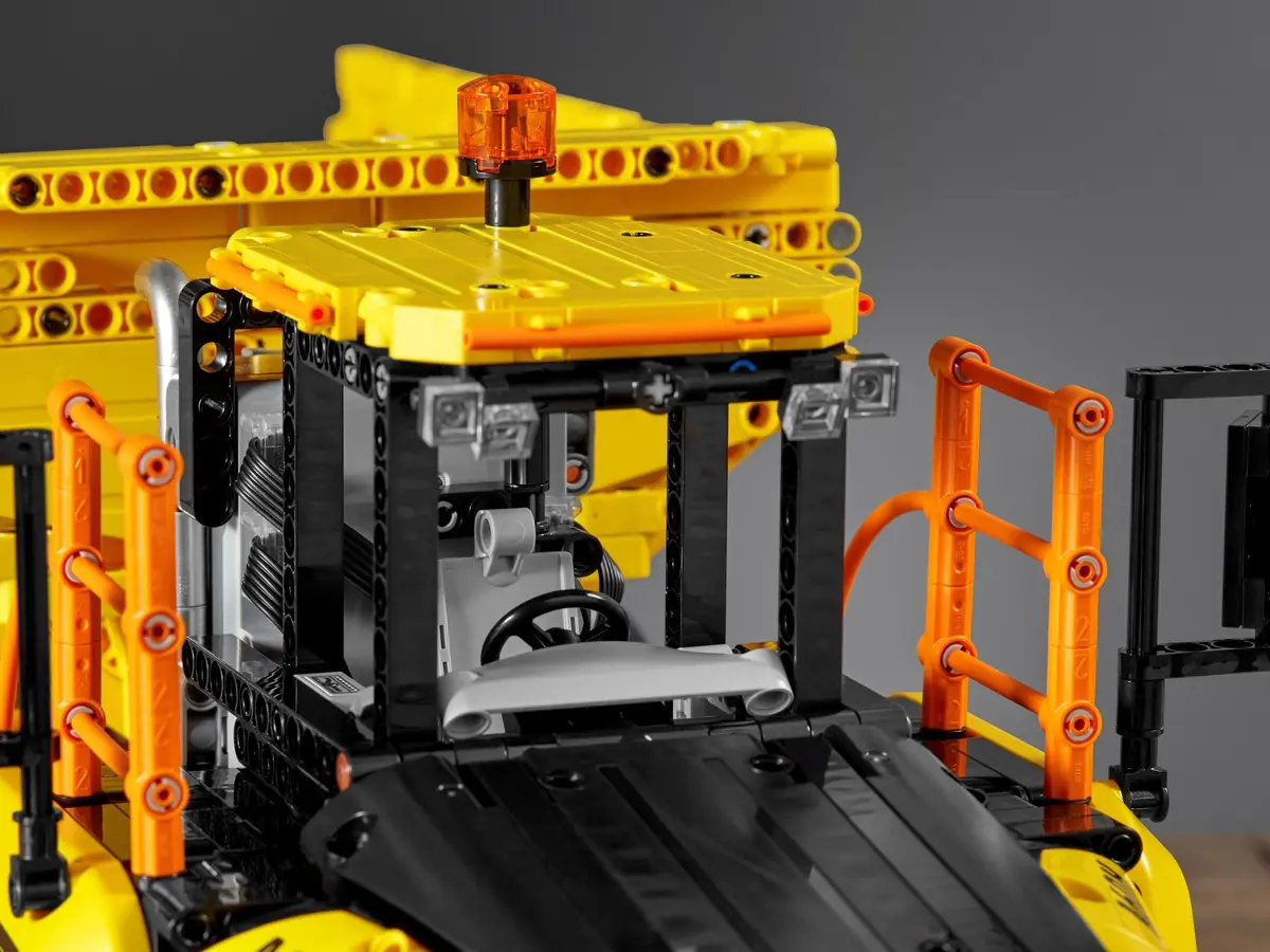 LEGO Technic 42114 6x6 Volvo Articulated Hauler set, image 8