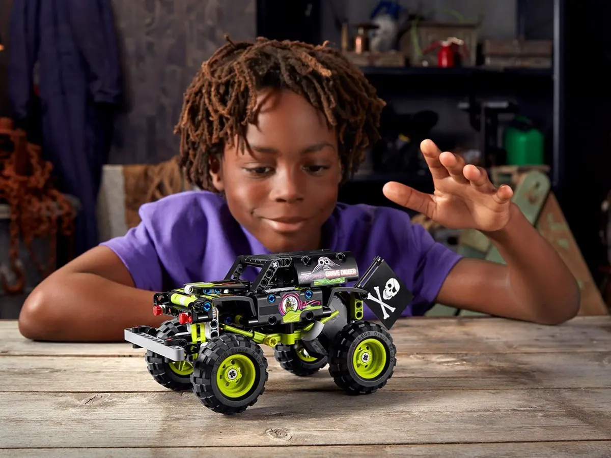 LEGO Technic 42118 Monster Jam Grave Digger set, image 3