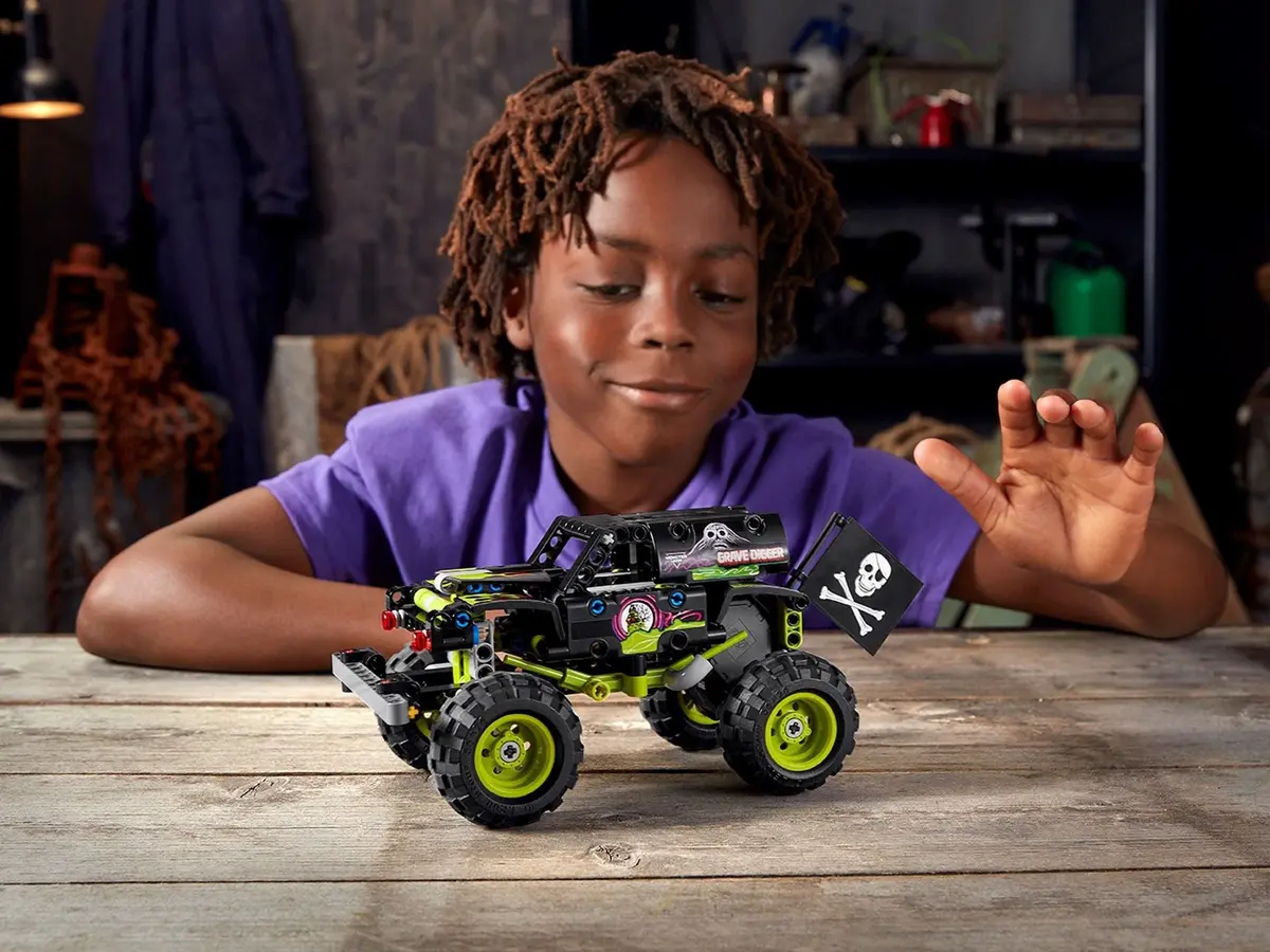 LEGO Technic 42118 Monster Jam Grave Digger set, image 4