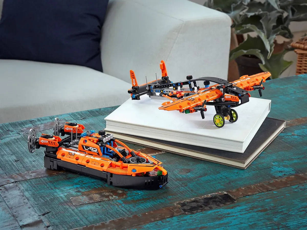 LEGO Technic 42120 Rescue Hovercraft set, image 7