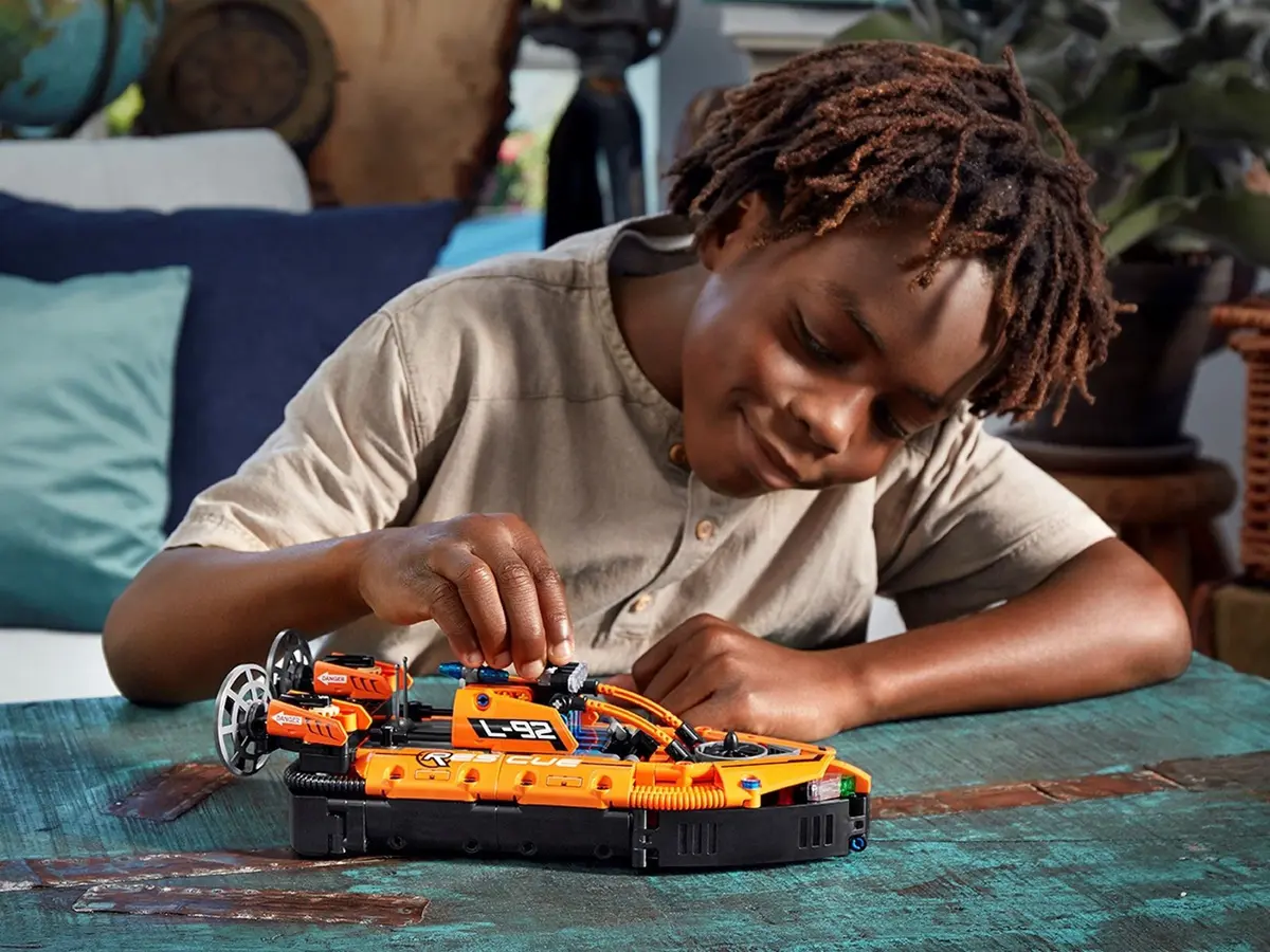LEGO Technic 42120 Rescue Hovercraft set, image 3