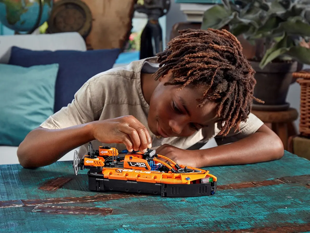 LEGO Technic 42120 Rescue Hovercraft set, image 4