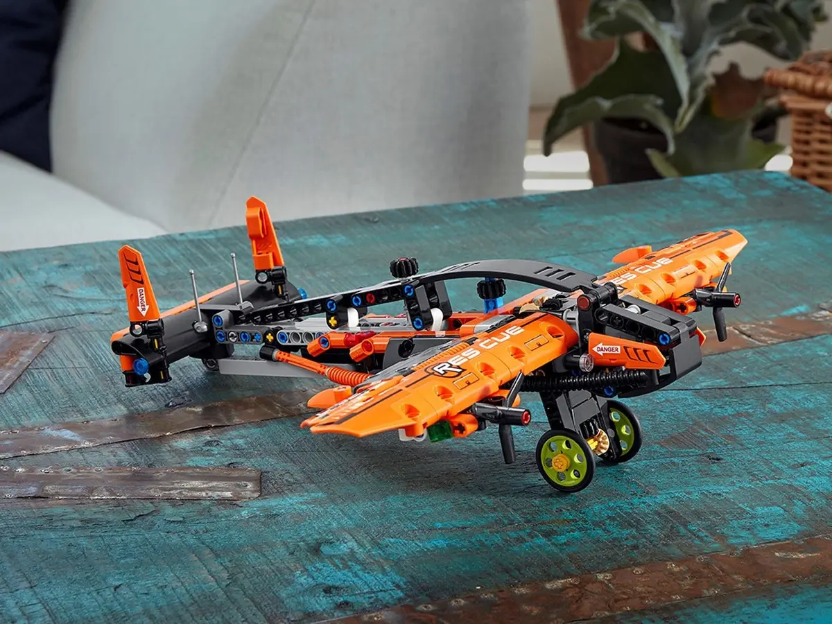 LEGO Technic 42120 Rescue Hovercraft set, image 6