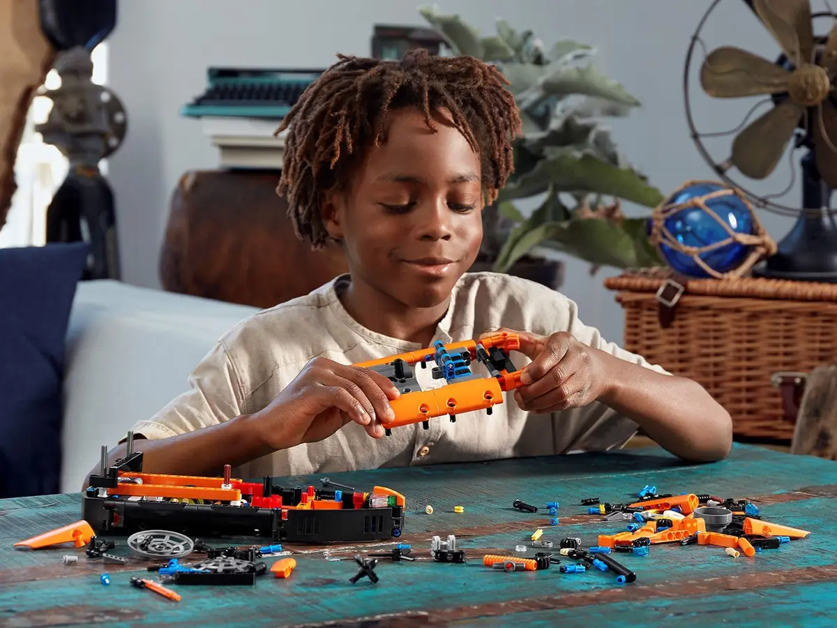 LEGO Technic 42120 Rescue Hovercraft set, image 15