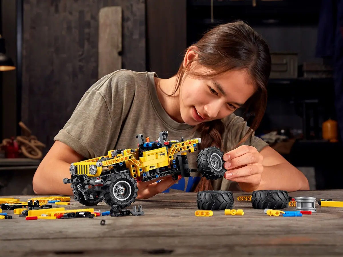 LEGO Technic 42122 Jeep Wrangler set, image 3