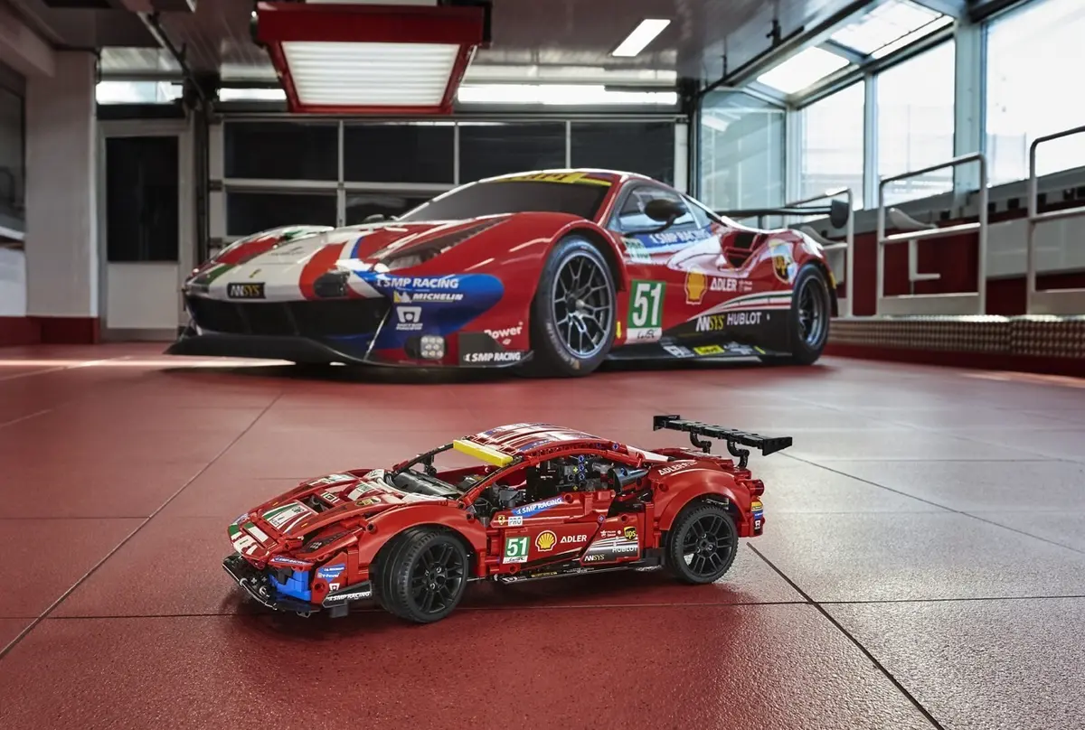 LEGO Technic 42125 Ferrari 488 GTE 'AF Corse #51' set, image 14