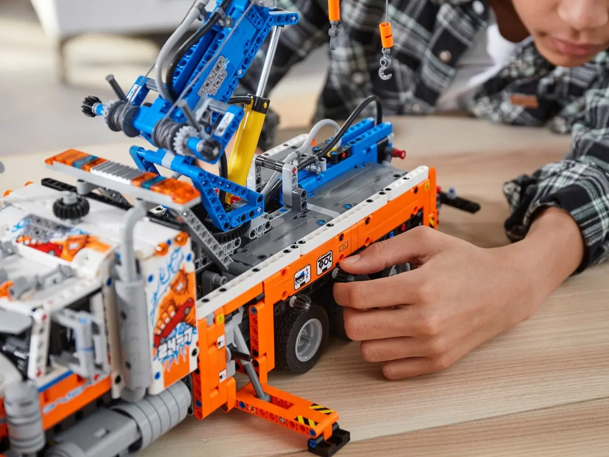 LEGO Technic 42128 Heavy-Duty Tow Truck set, image 8